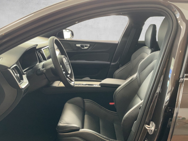 Volvo  V60 Plus Dark Sportpaket Bluetooth Navi LED Klima Einparkhilfe el. Fenster